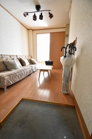 ソレイユ谷町の玄関