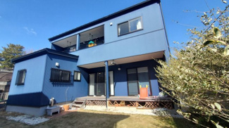 【外観】 | 庭側からの外観写真。ウッドデッキと天然芝が敷設されています。道路から見えず、プライバシー性の高いお庭です。