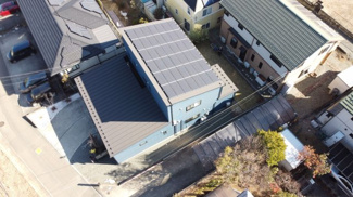 【外観】 | 10KW分の太陽光パネルは圧巻です。直近1年間の売電額518,169円　住宅ローンの負担を減らせます。