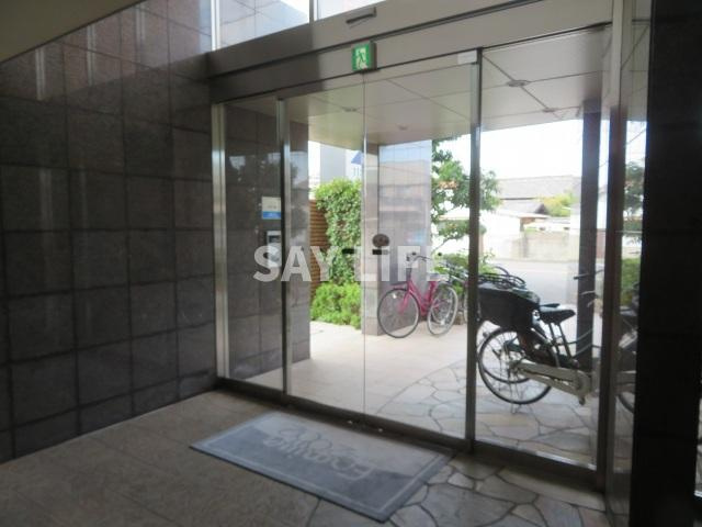 ファミーユ2002のエントランス