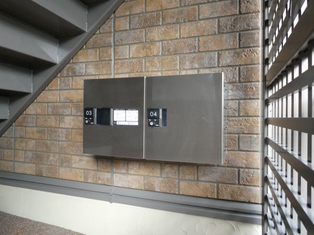 高浜市豊田町１丁目のアパートのその他共用部分|宅配ボックスがあるので、留守中でも荷物を受け取れます
