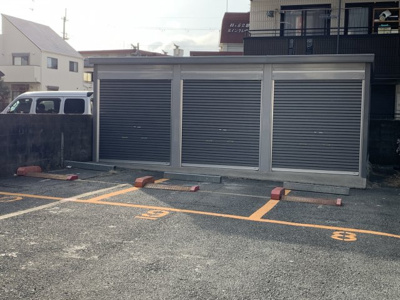 【外観】 | e-park緑ヶ丘　貸ガレージ | GRN-2142S 前面駐車場1台付きです。現在設置されているコインパーキング機器、車止めは撤去のうえ引き渡しとなります。