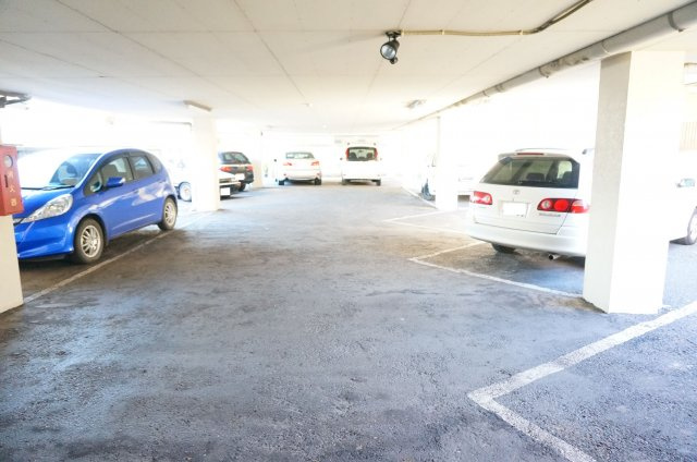 ロジュマン幕張の駐車場|屋根付き駐車場