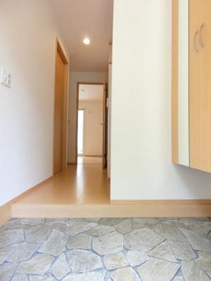 【展望】 | メルベーユⅢ | 玄関から室内への景観です！右手に2階に上がる階段、左手に洋室6帖のお部屋があります☆