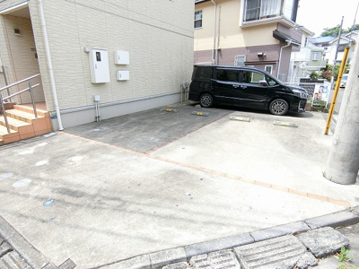 【駐車場】 | メルベーユⅢ | いつでも目の届く敷地内に駐車場があります♪荷物がかさばりがちなお買物にも、敷地内駐車場があると便利ですよね☆