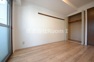 【寝室】 | コモグランツ | 広くて明るい寝室