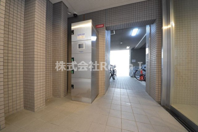 【ロビー】 | コモグランツ | 落ち着いたロビーです宅配ＢＯＸ