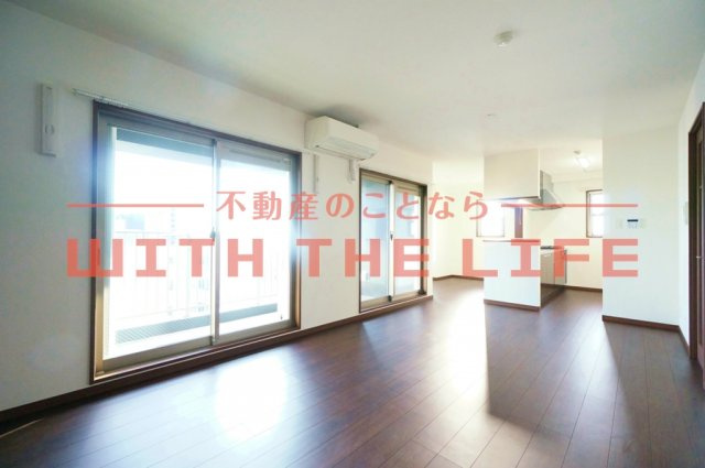 J-PLACE（ジェイプレイス）東町【キャッシュバック対象物件】の居間・リビング|おしゃれな居間です