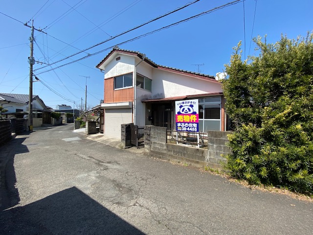 都城市平江町の中古一戸建の前面道路含む現地写真
