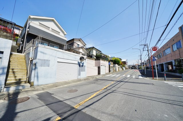 【横浜市港南区東永谷２丁目2-11】★仲介手数料無料★（相武山小学校・東永谷中学校）の前面道路含む現地写真