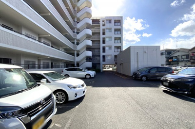 【駐車場】 | パレスエクセル伏見久我 | 【駐車場】※駐車場などの空き状況は最新の情報をご確認下さい。来客用駐車場があり、お客様が車で来られても安心です。