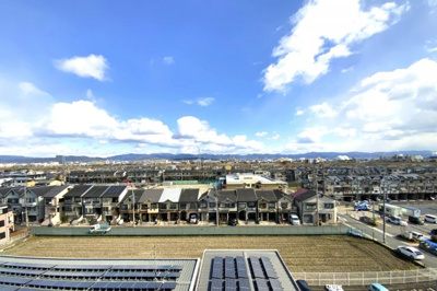 【展望】 | パレスエクセル伏見久我 | バルコニーからの眺望は、遠くまで見渡せて開放感があります。街の向こう側にある山まで見える7階部分の景色です。