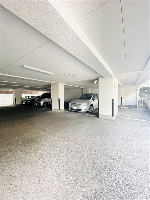 ファミール南福岡の駐車場