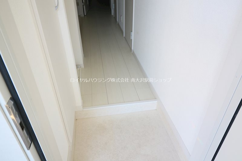 ☆シューズボックス付きの玄関☆反転の302号室の写真です参考にして下さい