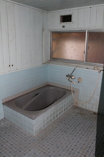 都城市志比田町の中古一戸建の浴室