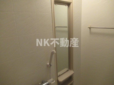 【浴室】 | 高井田青山ビル（布施賃貸） | お風呂に鏡があります