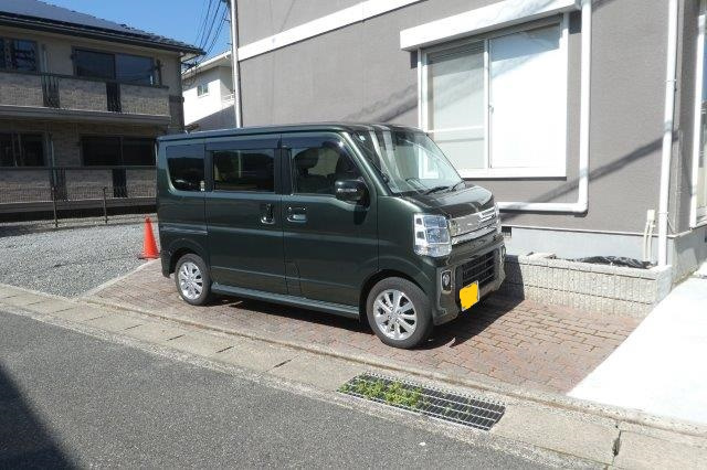 西岡中村貸家の駐車場|１台（軽四）