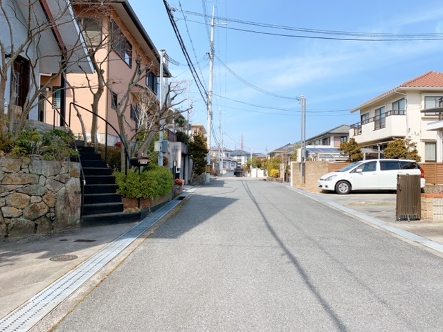 三田市あかしあ台１丁目　土地の前面道路含む現地写真
