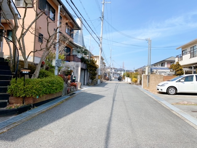 三田市あかしあ台１丁目　土地の前面道路含む現地写真