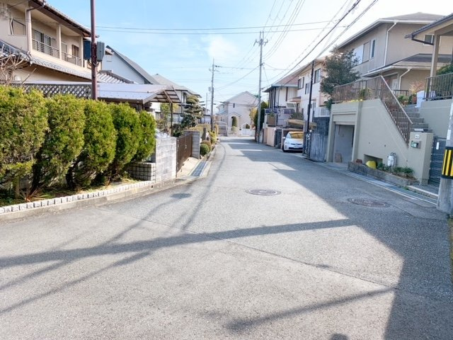 三田市あかしあ台１丁目　土地の前面道路含む現地写真