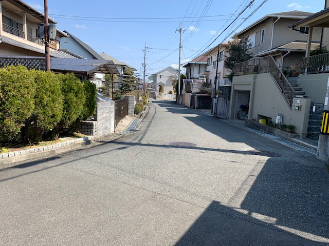 三田市あかしあ台１丁目　土地の前面道路含む現地写真