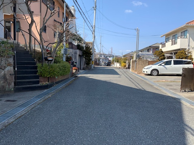 三田市あかしあ台１丁目　土地の前面道路含む現地写真