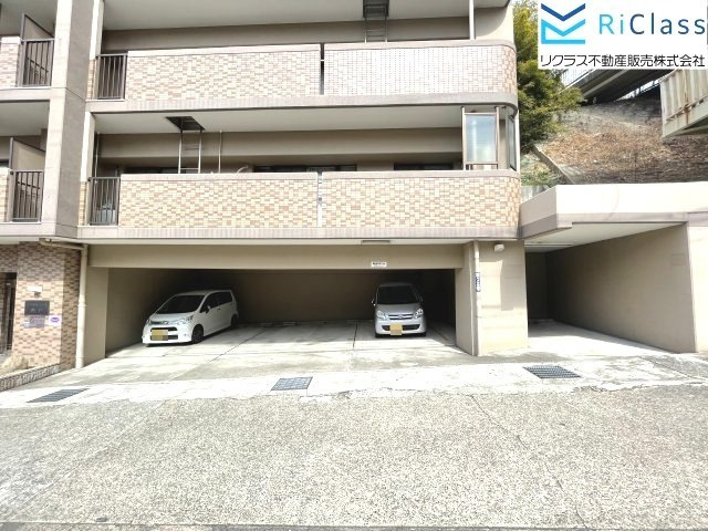 エクセルコート神戸の駐車場