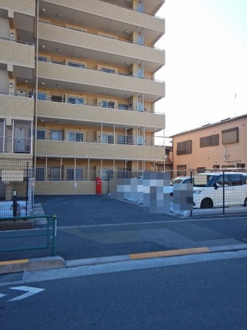 グーディッシュ竹の塚の駐車場