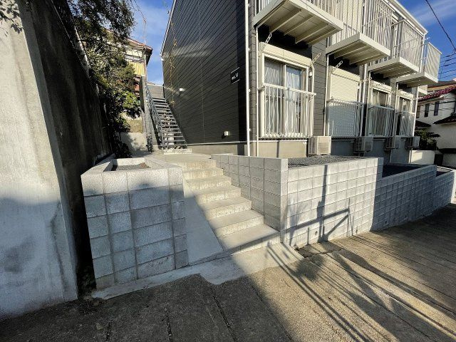 船橋市三山９丁目のアパートのエントランス