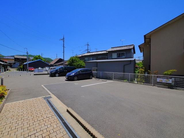 メゾン・ド・ローゼス高畑の駐車場