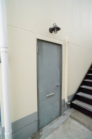 レジリエンス松ケ丘1階のエントランス