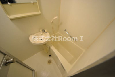 【洗面所】 | ディア大手前 | 明るい洗面所です