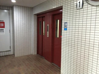 【その他共用部分】 | お買い物時やベビーカーの出し入れに便利なエレベーター付です。
