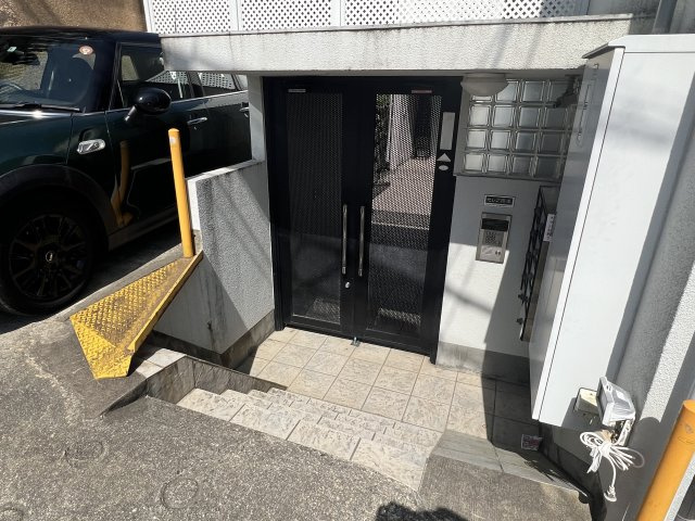 【エントランス】 | セレブ岡本