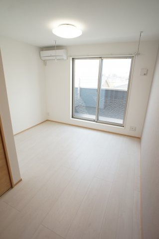 船橋市前原西２丁目のアパートの居間・リビング|照明器具プラス間接照明もあります！！