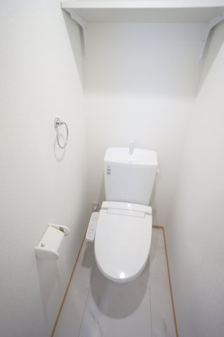 船橋市前原西２丁目のアパートのトイレ|温水洗浄機能付きです。