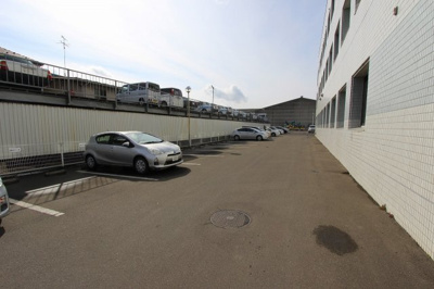 【駐車場】 | マルチプライ扇町3丁目ビル | 平置き駐車場