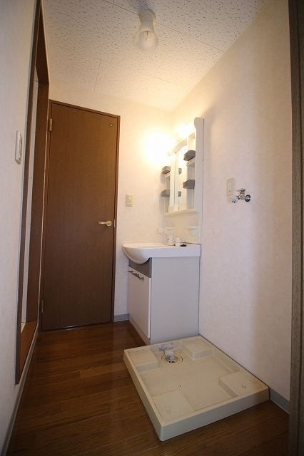 グランビューの洗面所|明るい洗面所です（反転部屋）
