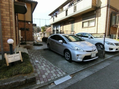 【駐車場】 | White Azelea C/ホワイトアゼリア | いつでも目の届く敷地内に駐車場があります♪お車をお持ちのファミリーさんにオススメです☆