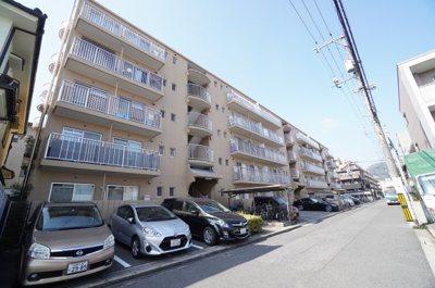 【外観】 | エメラルドマンション庚午北（リノベーション済） | 【耐震性】
耐震性の高さを判断するポイントは、
建築確認申請日が1981年6月1日以降の
新耐震基準に適合しているかどうか。
震度６程度の大地震でも
建物が崩壊しないレベルが基準になりました。