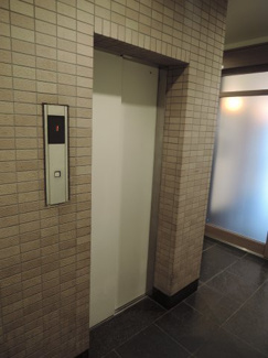 【その他共用部分】 | お買い物時やベビーカーの出し入れに便利なエレベーター付です。