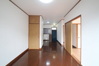 【居間・リビング】 | 幸コーポ | こちらのリビングで趣味の時間をお楽しみください