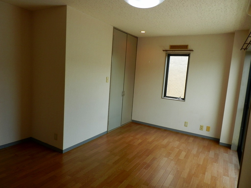 ウインズ壱番館の洋室|角部屋で窓が2つありますよ！