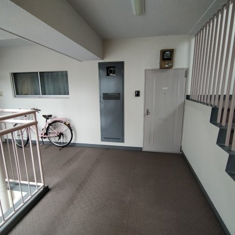 グラントピア野江のその他共用部分|玄関前通路です。