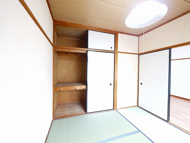 泉屋荘の寝室|使い勝手のいい寝室です