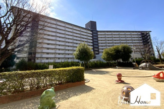 【外観】 | 近鉄京都線『向島駅』徒歩3分と交通アクセス便利なマンションの周辺には、徒歩圏内に買い物施設・金融機関・病院など点在する暮らしやすい環境。学校・公園・保育機関も近く子育環境も充実しています。