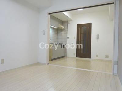 【居間・リビング】 | フェリーチェ江坂マンション | 明るくおしゃれなリビングです　(現況と異なる場合は、現況を優先します。）