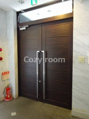 【エントランス】 | ライブガーデン江坂 | 落ち着いたエントランスです