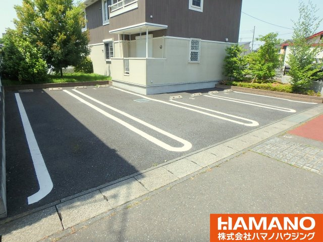 ホワイトオーク東の駐車場|車をお持ちの方に嬉しい駐車場付きの物件です