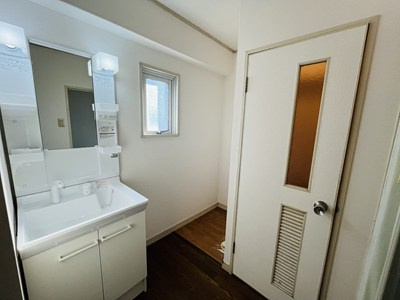 池田ビルの洗面所|明るい洗面所です